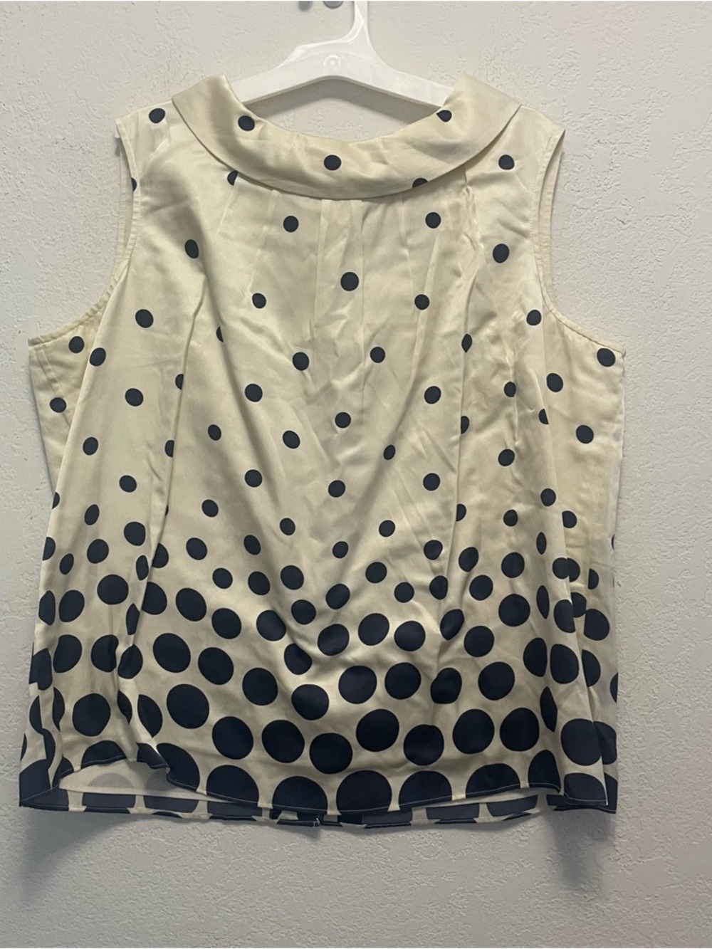 Talbots XL classic sleeveless blouse cream base navy blue polka dot Silk Blend